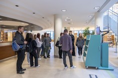 Grzegorz Chmiel prezentuje samoobsługową półkę służącą do zwrotów książek